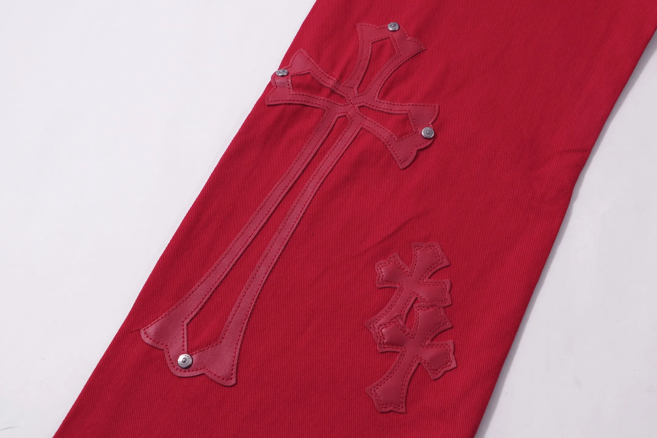 P280 Style number: H91 Croxin & 𝐂𝐡𝐫𝐨𝐦𝐞 𝐇𝐞𝐚𝐫𝐭 ss25 red cow king oversized leather jeans. Styles with different washed textures are very friendly to people with thin legs. The slightly flared version perfectly modifies the leg shape. The timeless and moderate length makes it easy to match and match. It is the basis for various styles and is a must-have in your wardrobe! The fabric is stiff but also makes the upper body soft without losing texture. The washing process is even more perfect. It is a must-have item for everyone! ! ! Washed wheat, hang tag, pants label, three labels complete Color: blue Size: 28-30-32-34